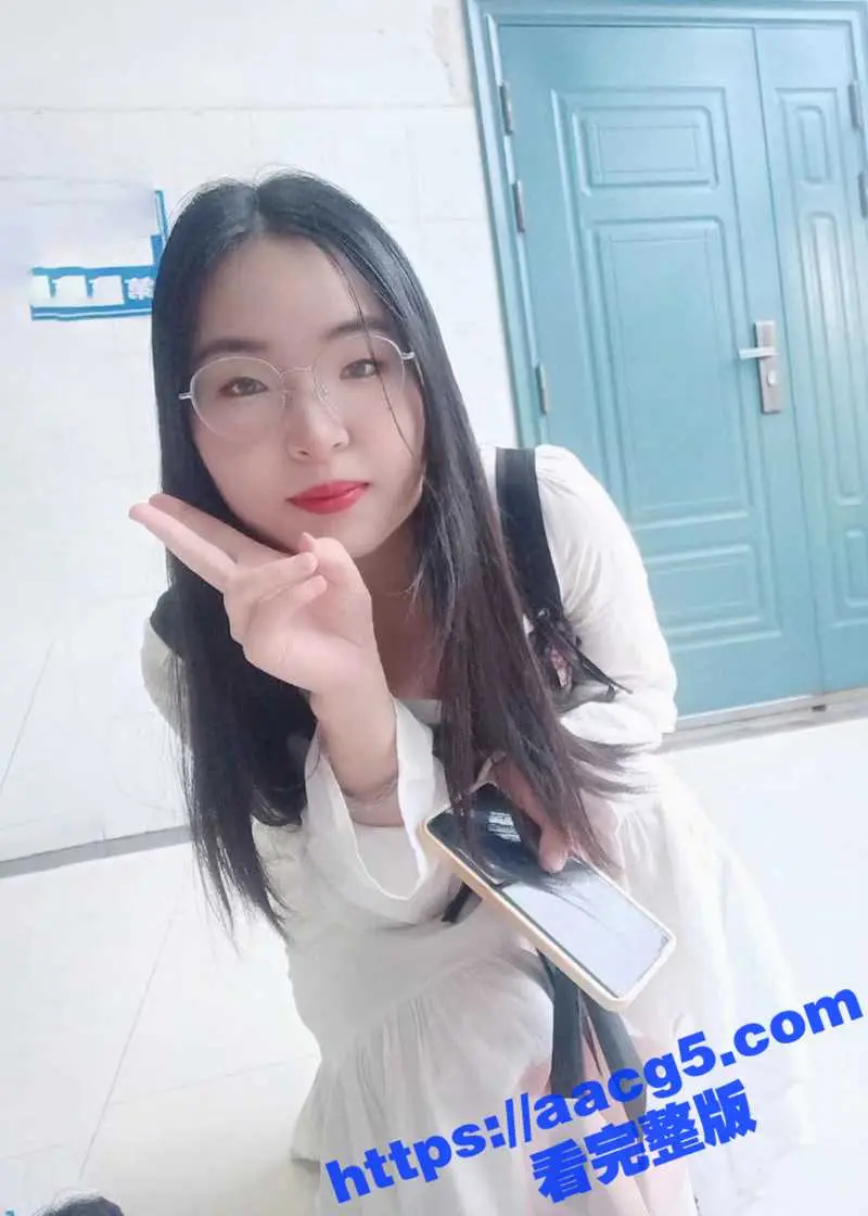 河南科技大学眼镜娘大学女生 郑洁燕 JK扮相露穴羞耻自慰 在线操自己多毛湿滑鲍鱼! 图1