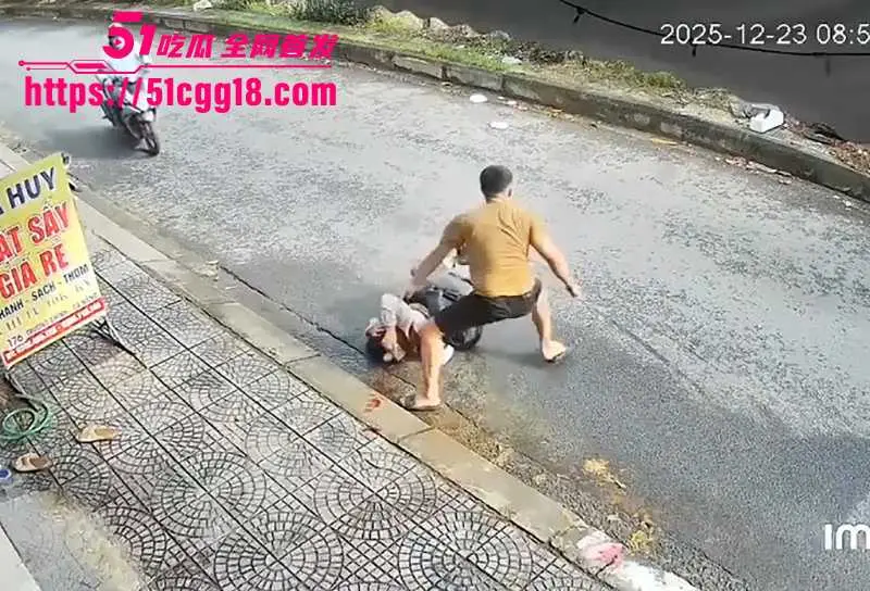 越南惊现血腥杀神！男子当街狂刺女子数十刀 头颈喷血倒地挣扎 现场手刃渣女 监控视频曝出！ 图5