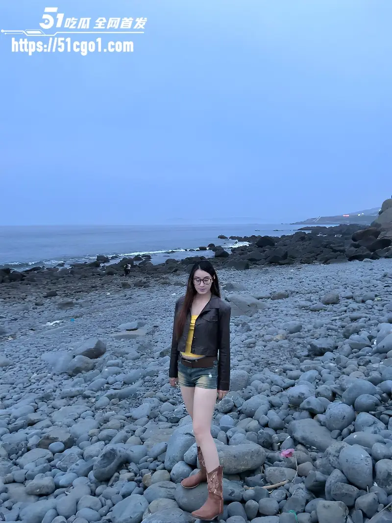 十个眼镜九个骚 江西武功山眼镜妹 赵艺欣 反差骚浪私密视频流出 太会玩了！ 图1