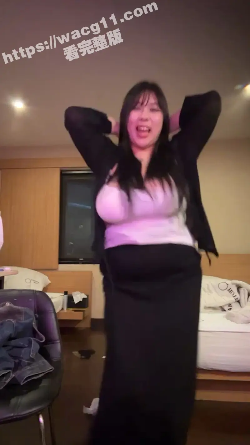 高颜值巨乳妹妹直播跳舞时奶子甩了出来 这巨乳一点不输军训姐啊！瓜友们这是什么罩杯啊 有些超出认知了！ 图3