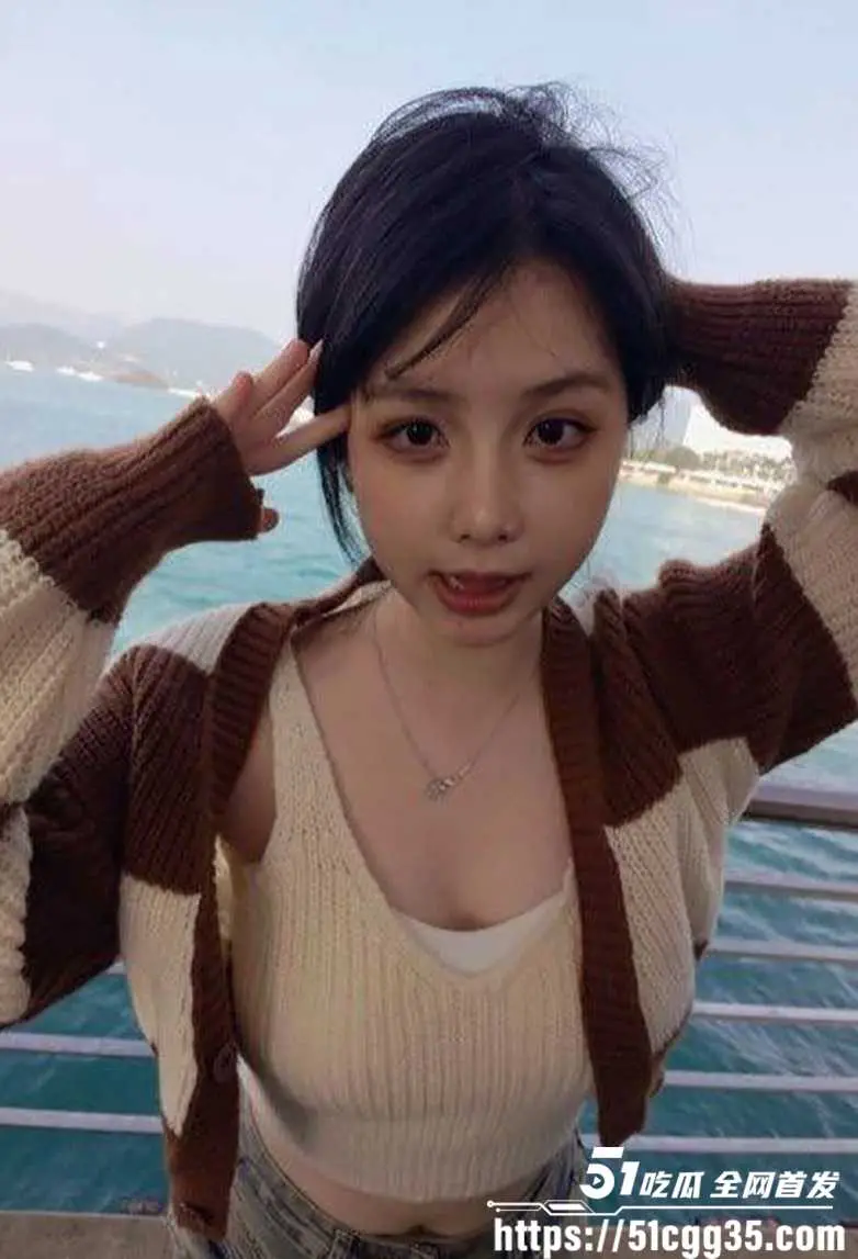 香港大奶学生妹 紫晴 情侣私拍泄密 嫩到滴水的反差小妖精 被渣男调教成极品母狗 露脸舔屌蹶肥臀挨操！ 图4