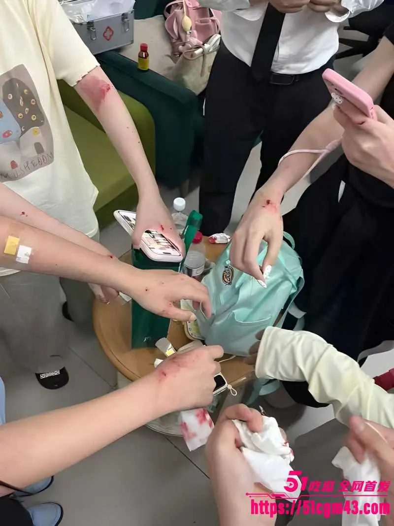 张凌赫活动现场再次上演大型饭圈失控事件 粉丝情绪失控集体狂冲 多人受伤鞋子跑丢! 图5