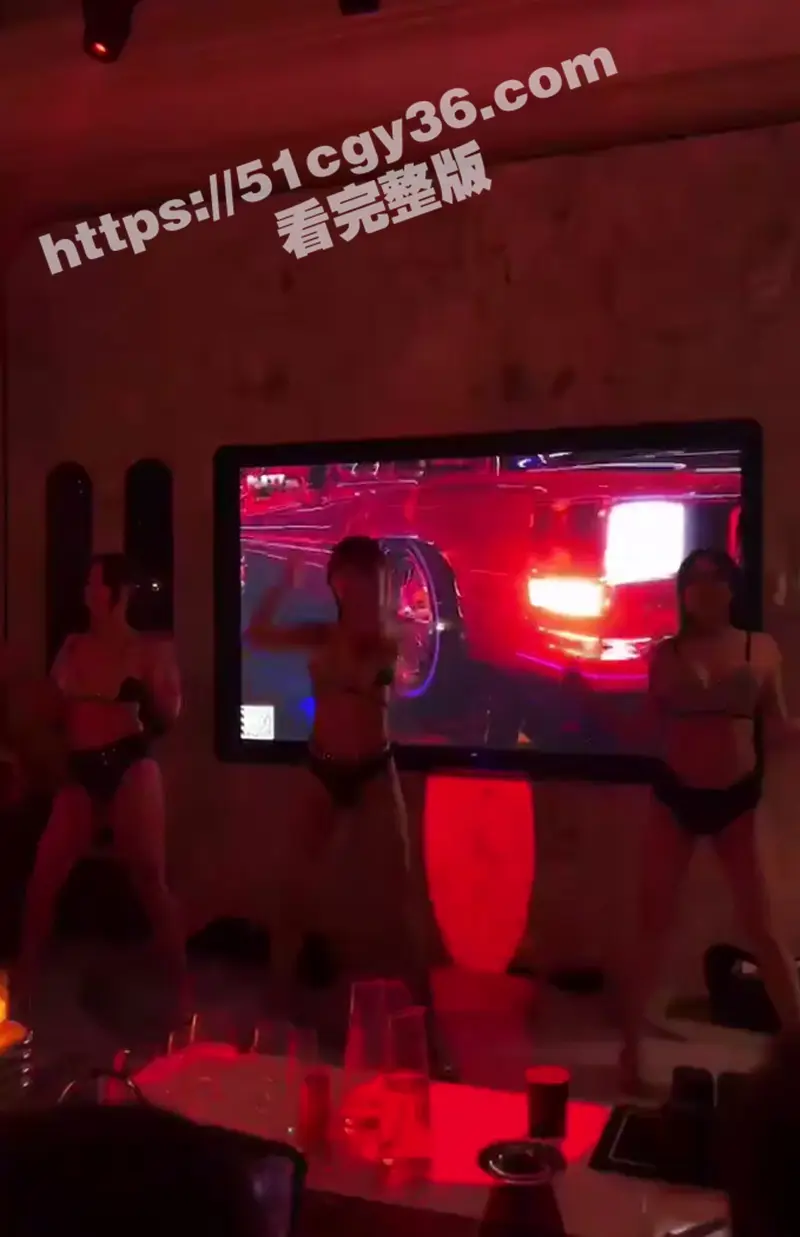KTV包厢的淫乱现场 汉服美女曼妙舞姿后脱衣艳舞大秀 白皙娇躯性感内衣尽显 扭臀热舞媚眼挑逗 诱惑到极致! 图3