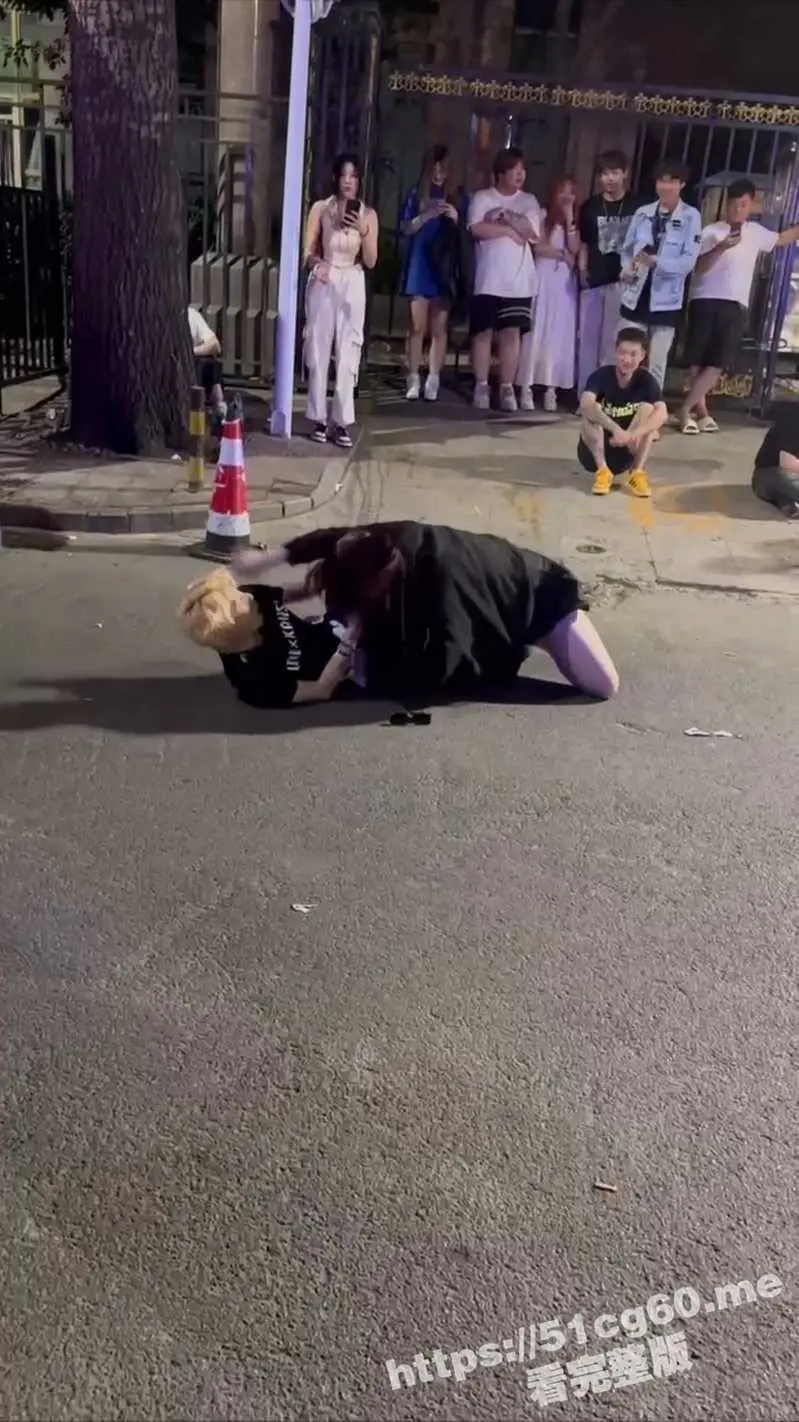 天津工体小仙女暴揍细狗 小坦克把男人按在地上狂锤 太猛了! 图2