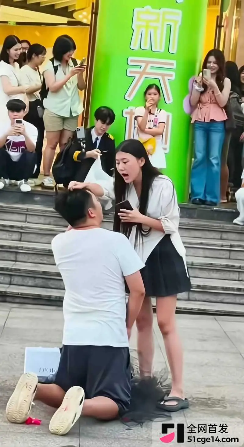 广西南宁朝阳广场 男子双膝下跪卑微求婚 被女方不断羞辱 舔狗最终一无所有! 图6