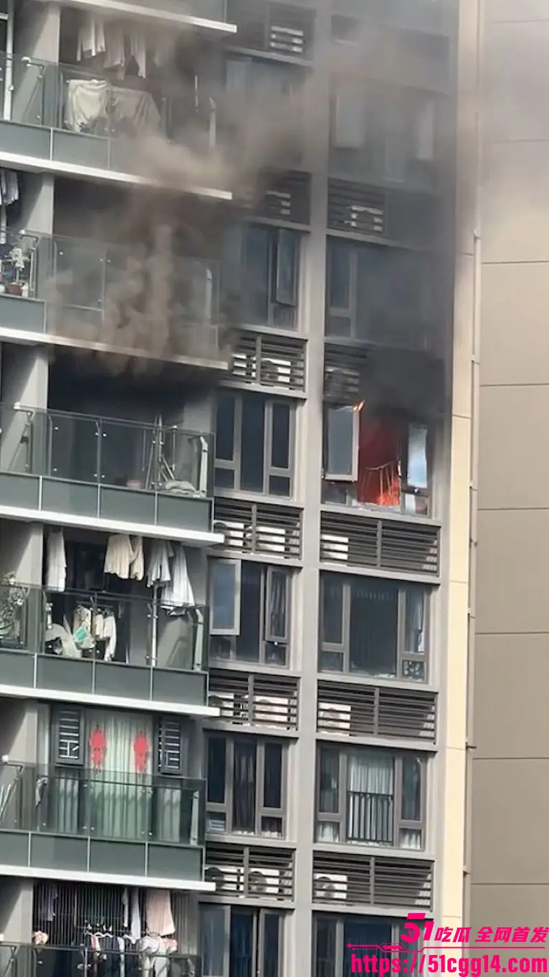 广东珠海香洲区绿景玺悦湾小区 业主酒后纵火在业主群直播预告 提醒大家撤离吓坏全楼 聊天记录现场视频流出! 图1