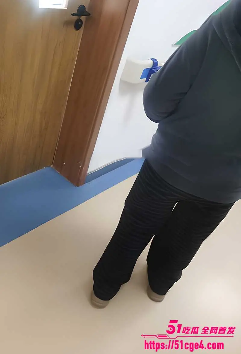 原创美女博主 我是骚姐姐 刚出院就含屌饥渴求操 满嘴骚话挑逗亲弟弟内射 图2