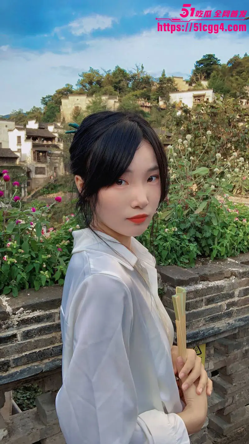 湖南大学外语学院 徐菲 极品反差婊约炮有妇之夫 白丝足交 黑丝骑乘后入 淫贱浪叫被操成母狗！ 图3