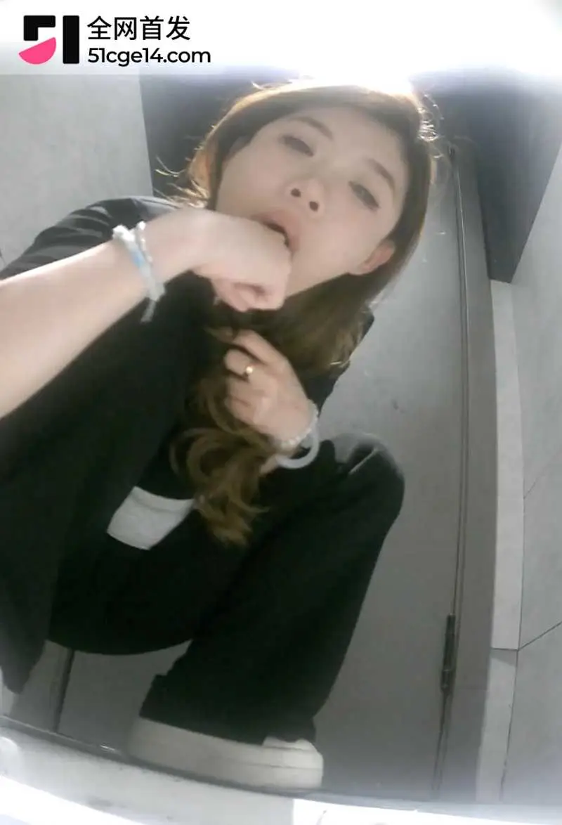 精品酒吧厕拍 后机位各种小妹肥臀 菊花收缩唇瓣张合 热尿冲击小穴 诱人想抱住狠操 图5