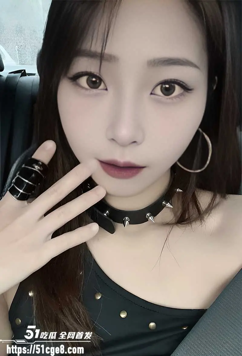 台湾中山大学学姐 雅婷 性爱私拍 白虎尤物全程露脸 跪舔骑乘大奶狂摇 图3