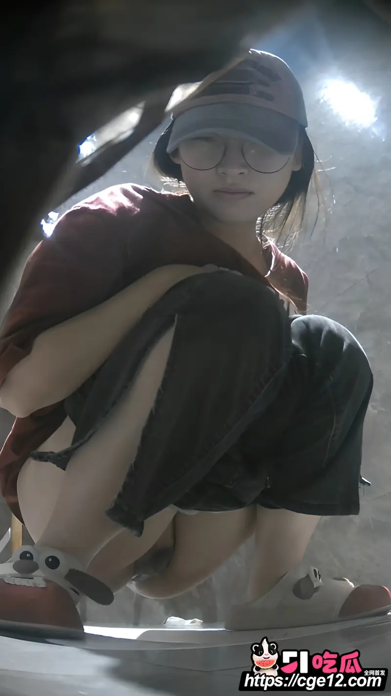 酒吧女厕全景偷拍 多位美女极品小黑鲍 脸穴同框激情放尿 人美逼嫩看点满满! 图6