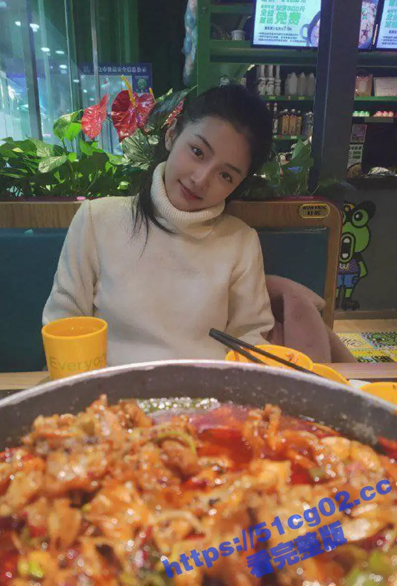 清纯美女甜过初恋 被渣男拿下后炫耀给兄弟们看 自慰抽插超反差 假阳具比她手腕还粗 图7