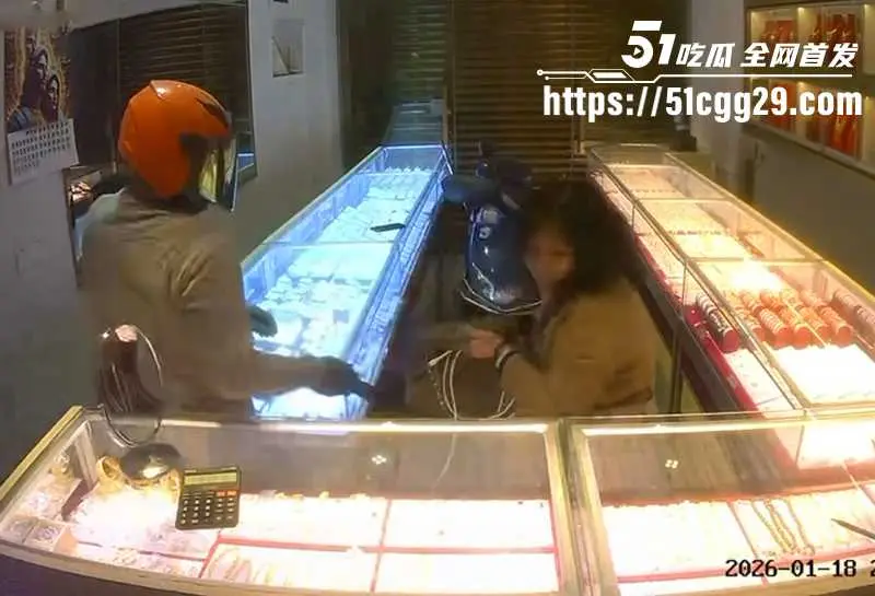 福建平潭依强金店发生惊天劫案!电光石火七分钟 200万金饰瞬间抢走 内部案发监控流出 帧帧惊心动魄! 图4