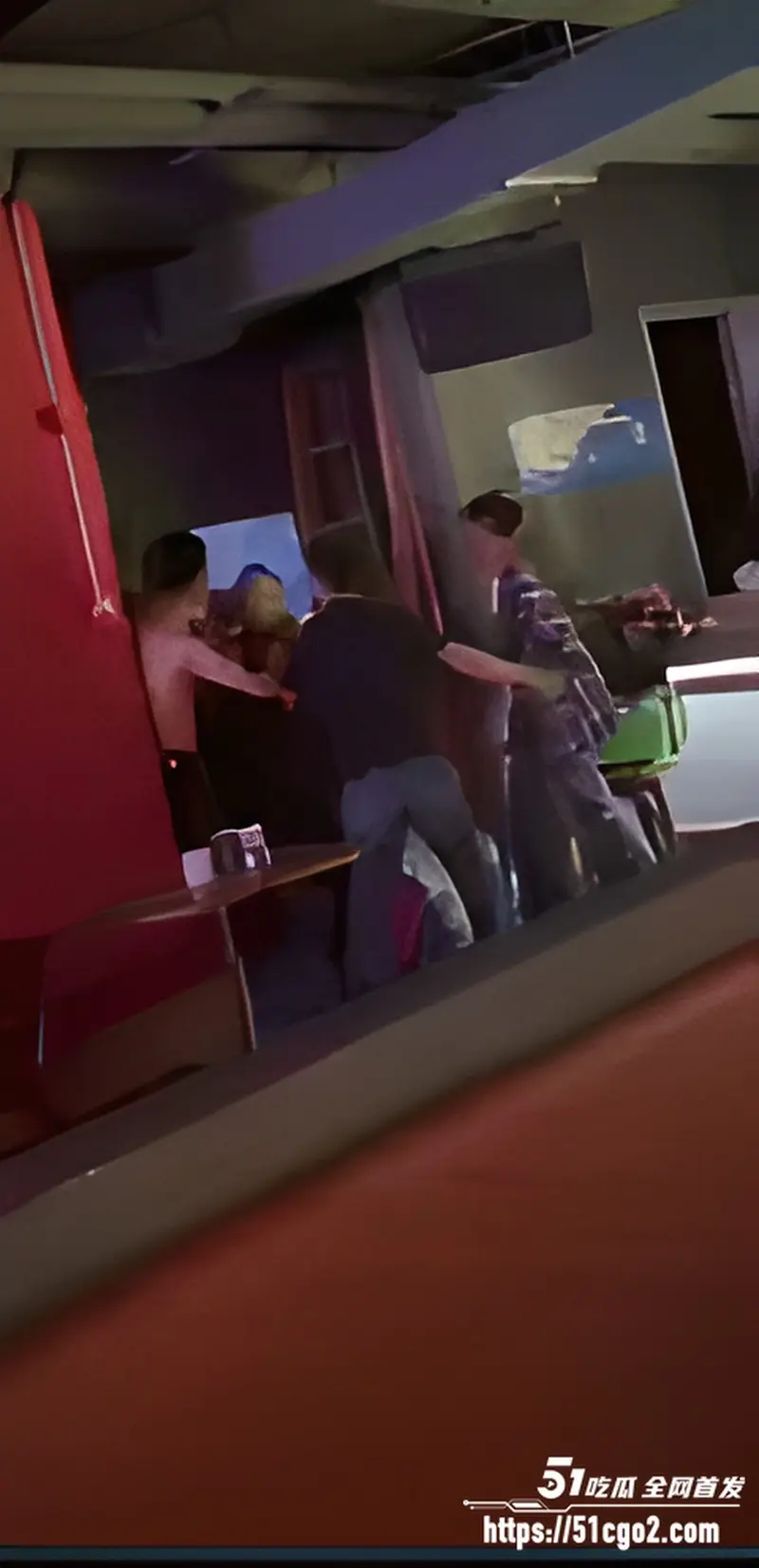 精神小伙深夜酒吧袭警 特警大队全员出动 现场视频流出 宛如当代古惑仔太狂了! 图1