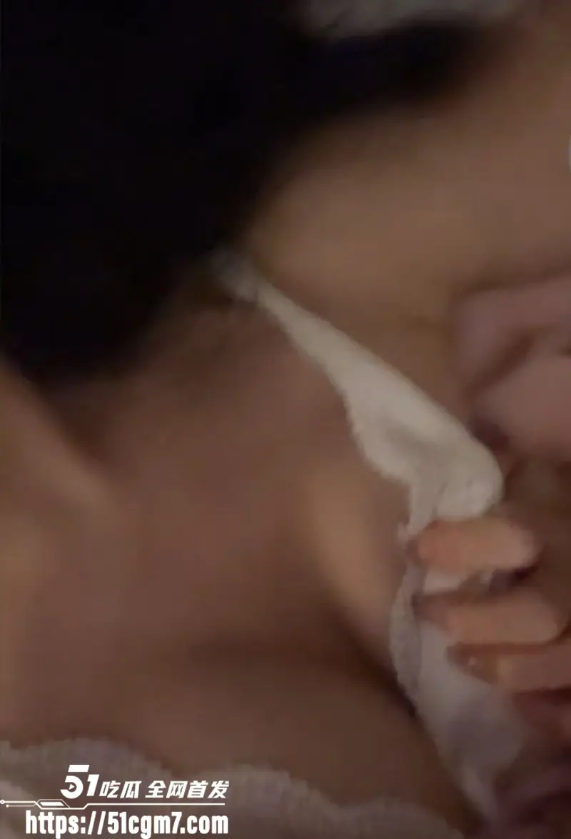 超美网红 李思悦 啪啪福利 清纯甜妹秒变露脸精盆 翘臀高撅被无套狂插 扶屌挨操叫出哭腔！ 图7