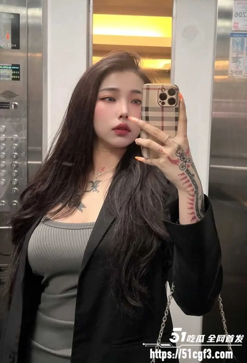 巨乳小网美 香 露脸约啪 符文尤物白虎肥穴 被金主掐脖狠操 干到双眼迷离高潮连连 图4