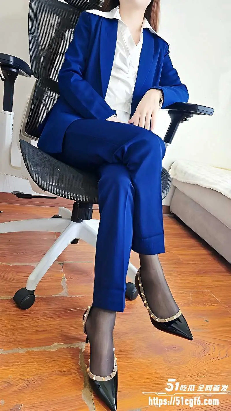 粗心员工让公司亏损 被女上司喊到办公室肉偿 性感尤物化身调教女王 图1