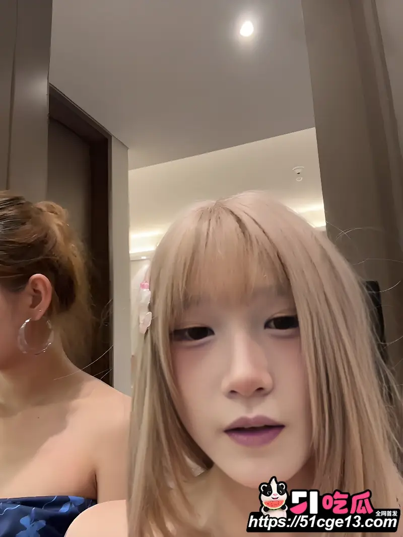 精神小妹姐妹花 惜瘾与泣桃 直播付费大秀 群P狂欢互相插逼 被轮流爆操场面淫乱 图2