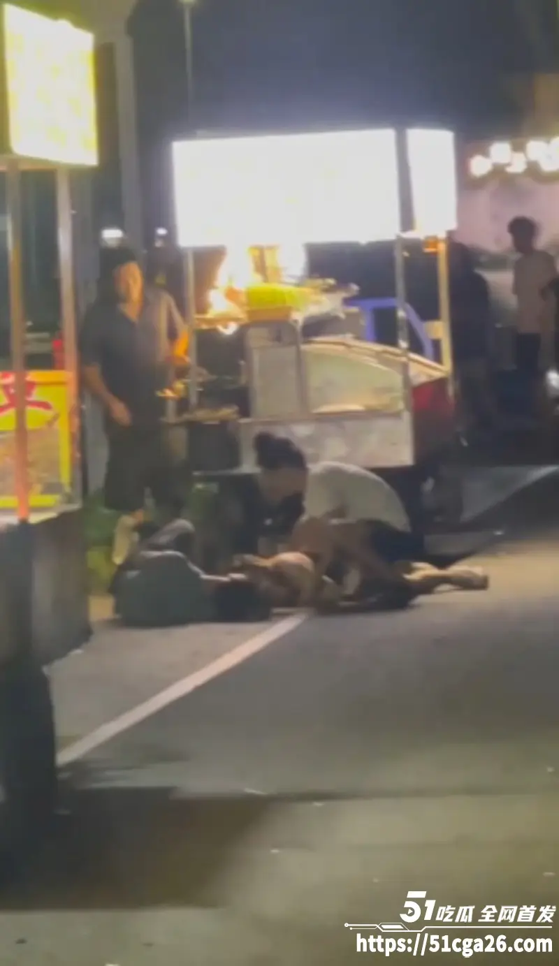 广东佛山东平桥底 小吃商贩因摊位被抢 持刀对一男子连捅数刀 男子当场死亡 现场多角度视频流出! 图5