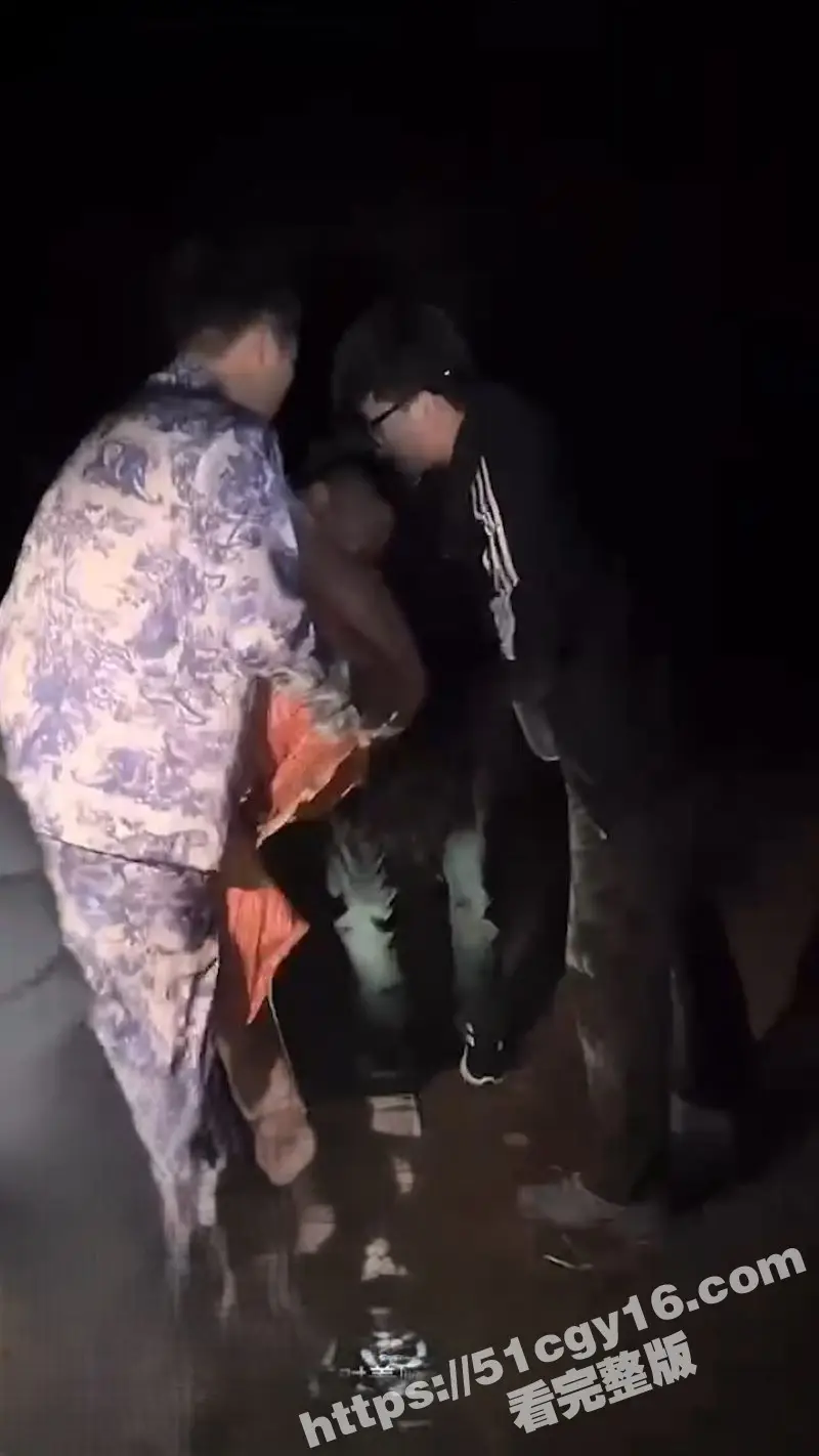 抖音人妻 Mola吉妹 直播中怒抓小三 霸气宣言老公18cm爽死小三 火爆场面直接引爆网络! 图3