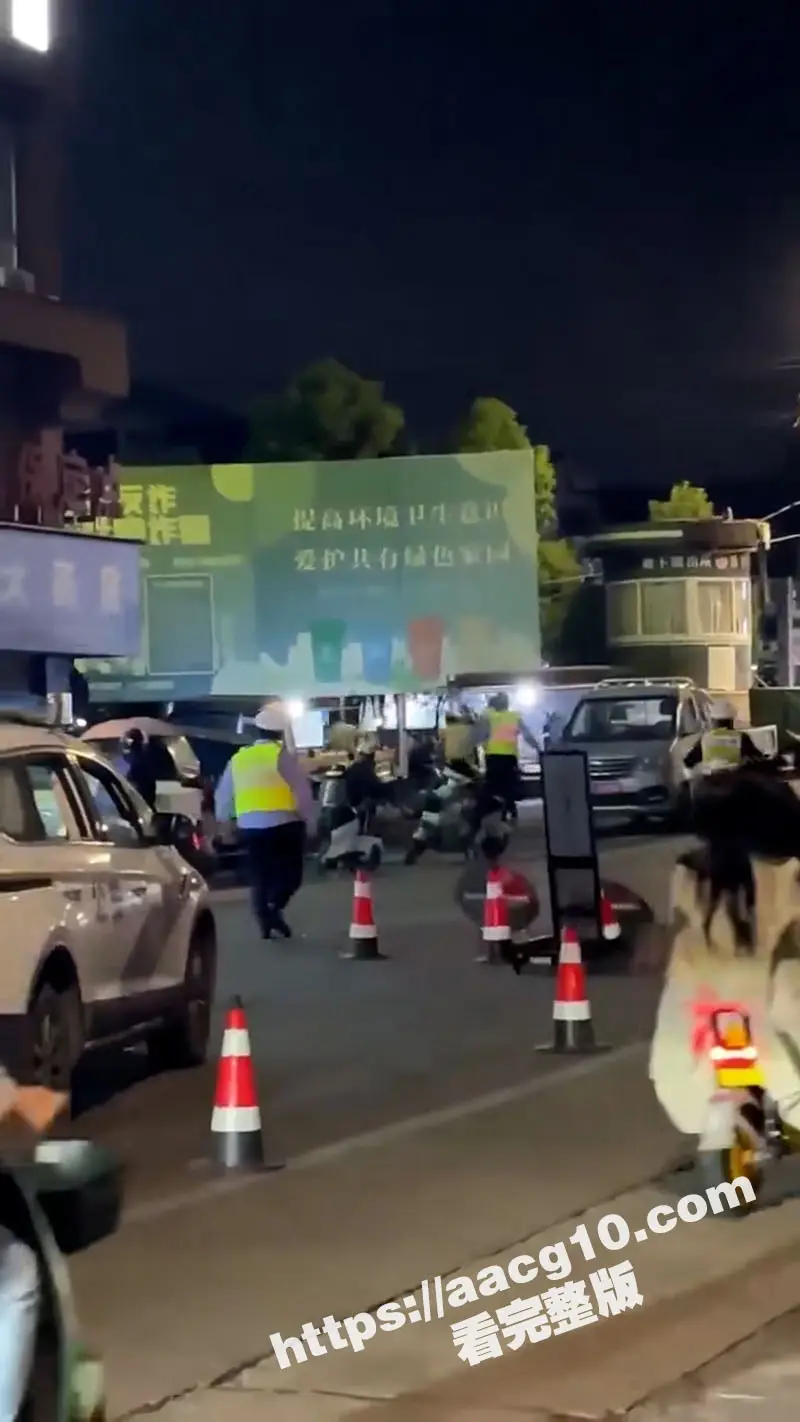 江苏南京逗比男司机醉驾被捕 现场表演尿遁术妙招逃跑 引得大批交警马路上纷纷狂追 图5