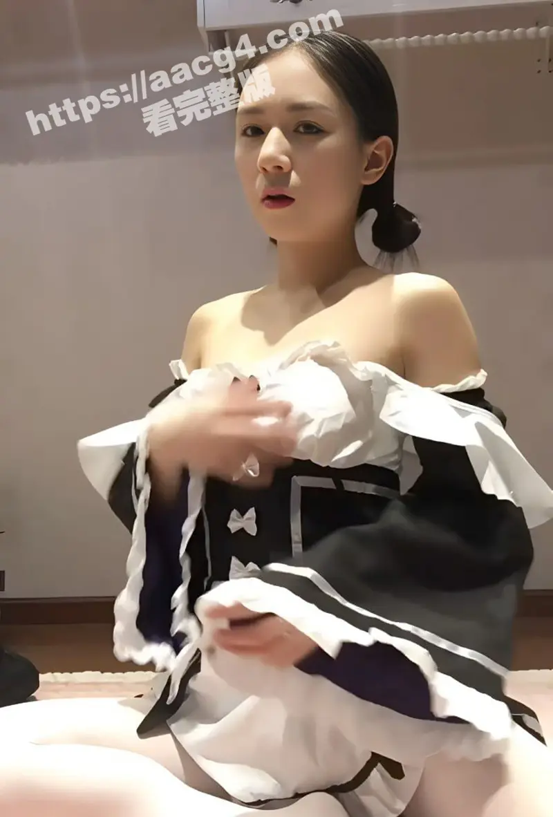 反差福利姬神似章子怡 身穿女仆装白丝道具自插 一边抚摸一边呻吟高潮不断！ 图2