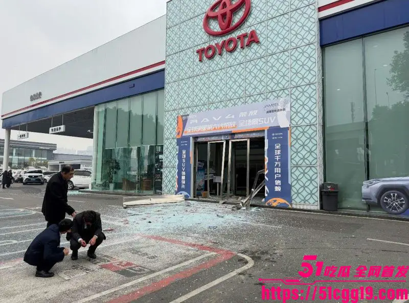成都丰田4S店惊天爆炸!54岁男子购车纠纷身披炸药店门外自爆 玻璃碎汽车损现场血肉横飞! 图5