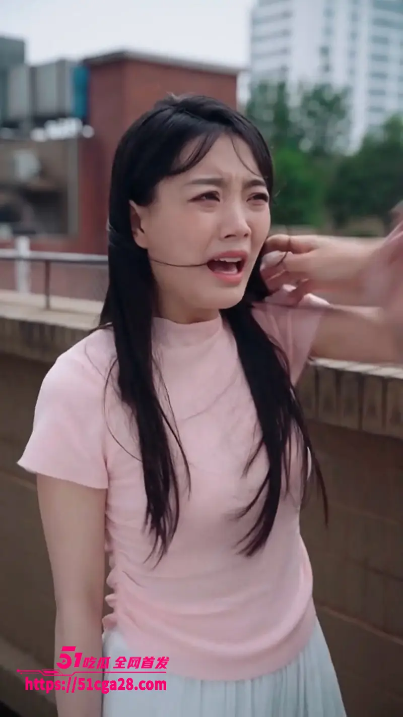 擦边短剧《我真没想撩美女总裁啊》年轻穷小伙意外拯救美女 却没想到对方竟然是公司总裁! 图3