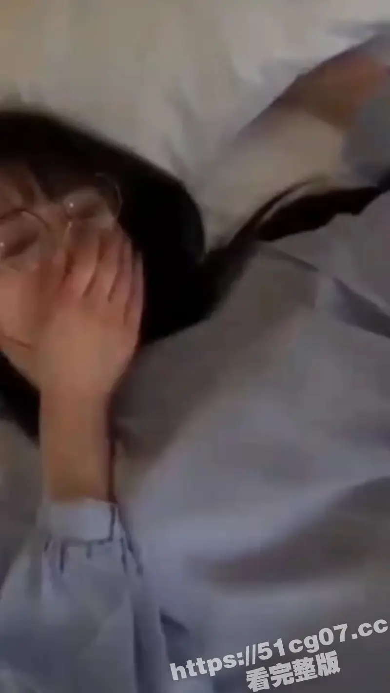 约炮眼镜嫩妹 极品身材反差婊 小穴粉嫩长腿修长 被玩弄时还害羞捂着脸 明明很享受却还要装清纯 图3