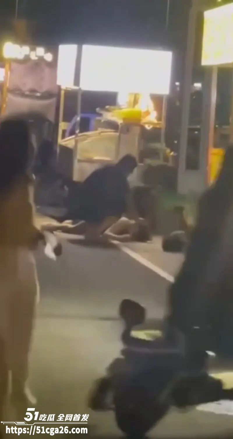 广东佛山东平桥底 小吃商贩因摊位被抢 持刀对一男子连捅数刀 男子当场死亡 现场多角度视频流出! 图2