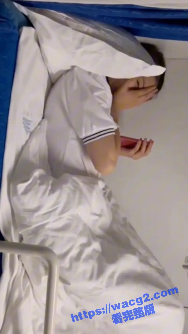 寂寞少妇在火车上自慰被隔壁床的发现 在人来人往的火车上被无套中出 这少妇淫叫声估计整个车厢都能听到吧 图3