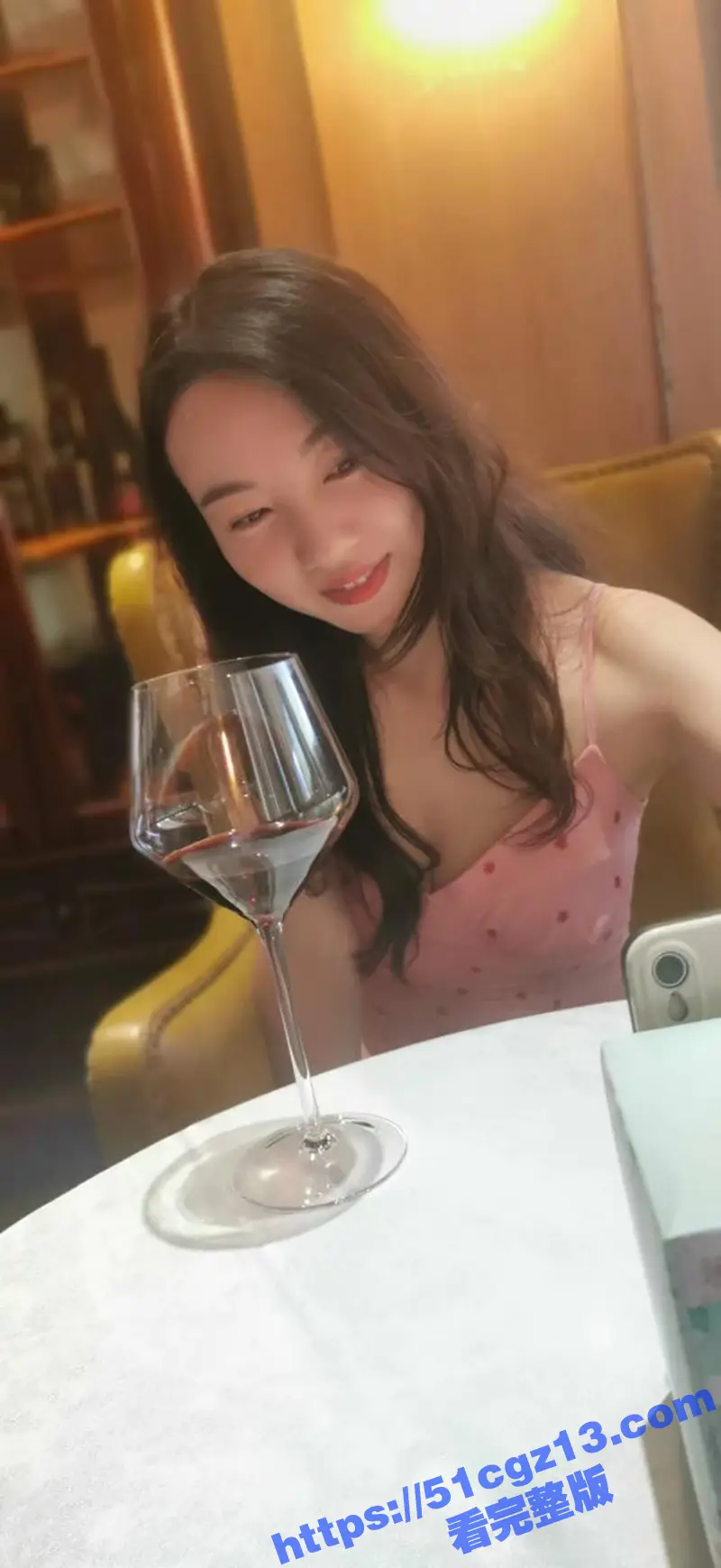 海角大神 泡良达人新作 风骚女邻居终于同意操她屁眼 白虎嫩穴被按在沙发上激烈抽插 图1