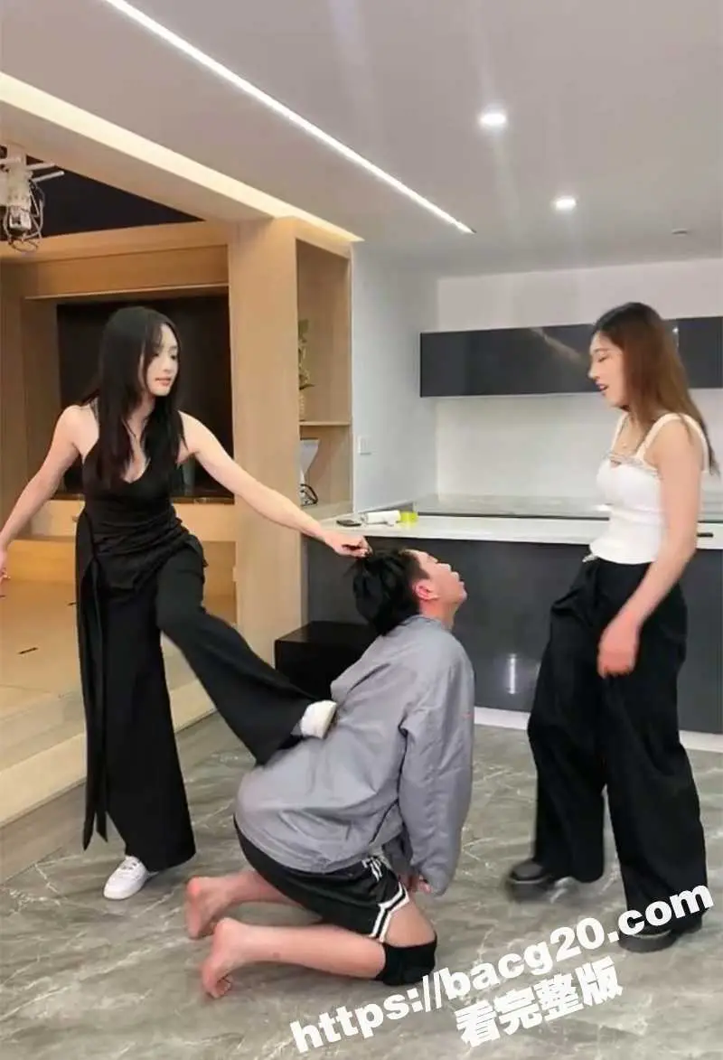 三个小仙女联手凌虐调教受虐男 大嘴巴子轮流暴打 舔鞋底羞辱狂骂 站在身上起跳踩踏 玩法超级变态 图4