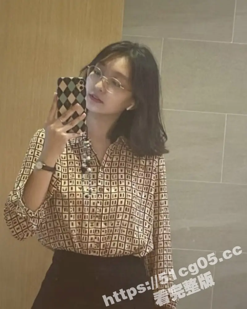 上饶师范学院反差学姐 苏若琳 和卷毛眼镜男友激情打炮 被按在墙上后入狂操得哇哇大叫 叫得可带劲了 图4