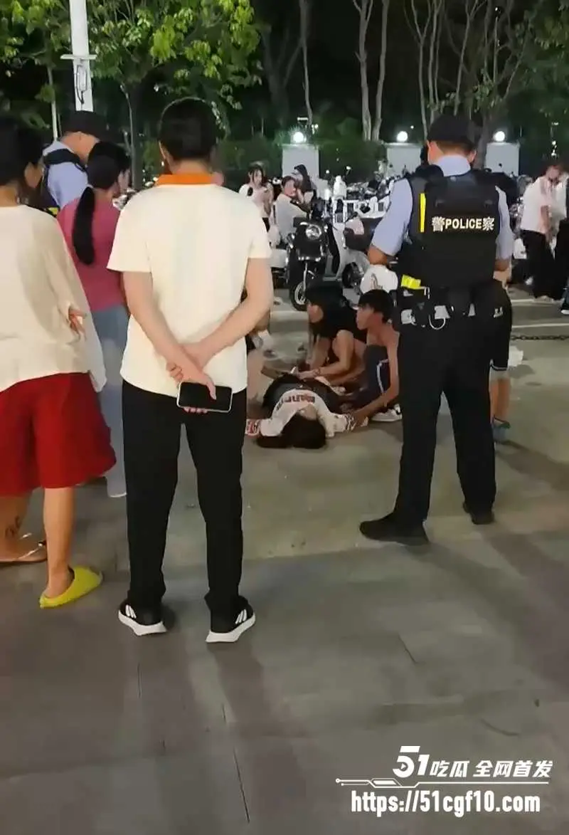 广西南宁会展航洋城捅人事件 孩子目睹母亲被父亲当街手刃 跪地唤母刺痛人心 图1