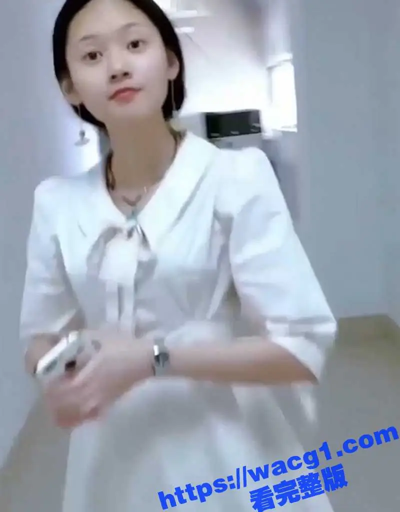 极品白裙子嫩妹上厕所嘘嘘被偷拍大神拍逼 拍完大神还找死一般上前跟小仙女搭讪 图1