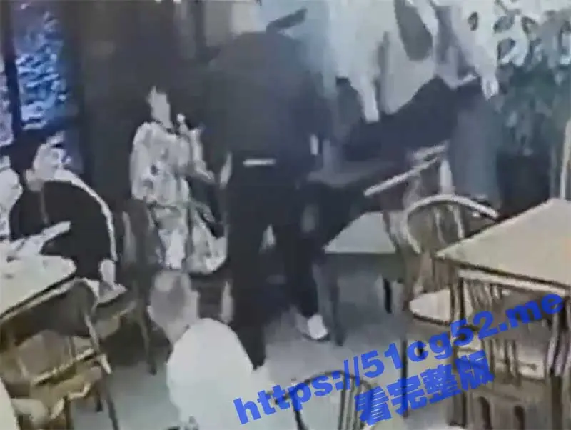 唐山烧烤店打人事件重演 四川内江女孩吃饭时 因拒绝陪酒遭男子暴打 引全网热议 图1