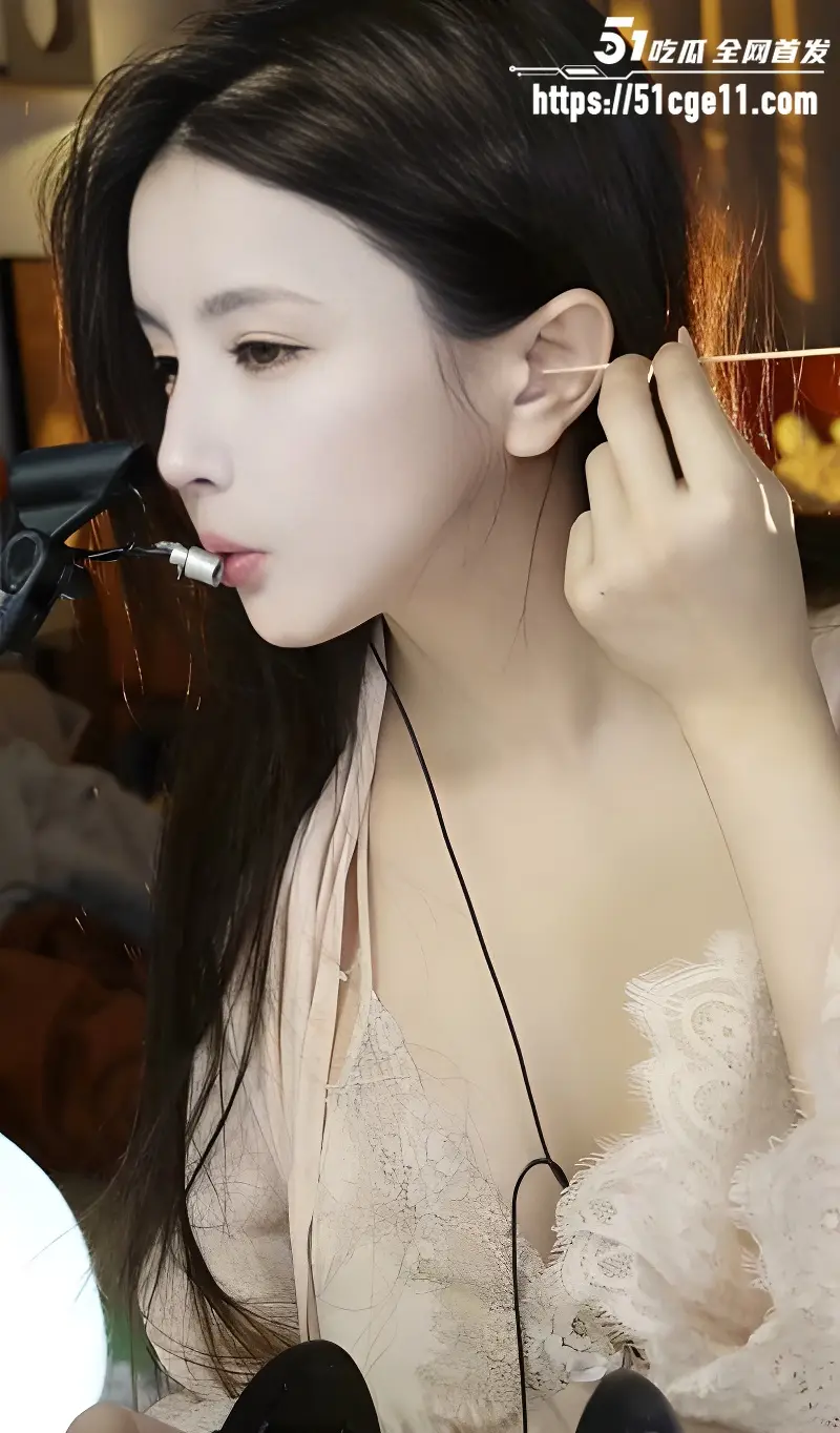 声控主播 大艺术嘉 人妻ASMR诱惑 穿着吊带裙吹舔麦克风 表情甜得发腻 声音软到骨头里! 图5