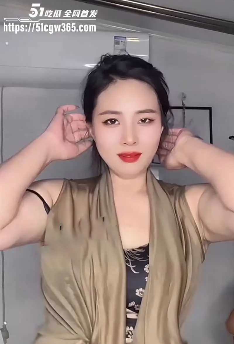 丰腴熟女网红 二娘肚皮舞 私定裸聊比基尼骚舞 掰淫穴露湿滑肉壁 肆意揉弄小穴 绽放致命诱惑! 图4