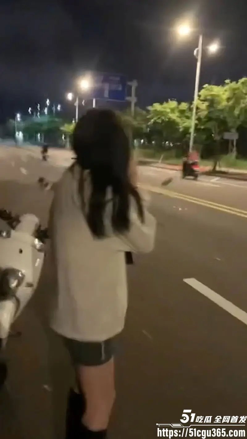 广东街头古惑仔重现！赤裸染发小哥棍棒齐飞 拳拳到肉血溅四方 飞车撞人惨叫震天 宛如20年前港片狂飙！ 图4