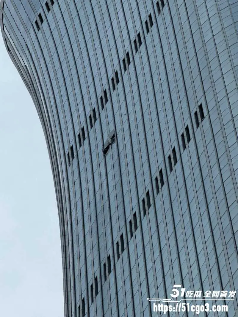 北京中国尊 小型飞机撞击事故 大楼高层被撞出窟窿 碎片坠落街头 警方紧急封锁! 图4