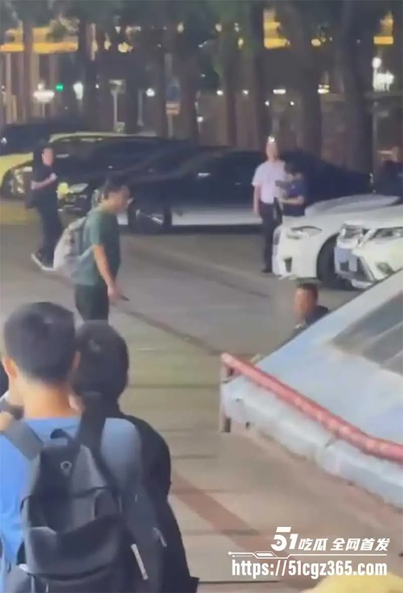 珠海拱北口岸突发捅人血案 48岁精神病提刀无差别攻击 一刀封喉喷血三尺 钢叉英雄死战疯魔 现场完整视频流出! 图1