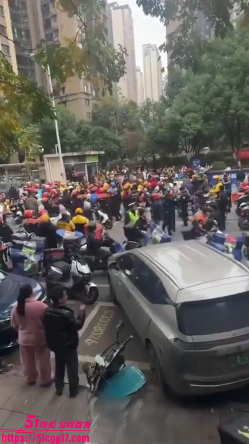 长沙外卖骑手集体抗议!合能璞丽小区双标禁骑车 数百兄弟跨平台集结鸣笛围堵 万人黄袍加身cos皇帝 令全网震惊! 图8