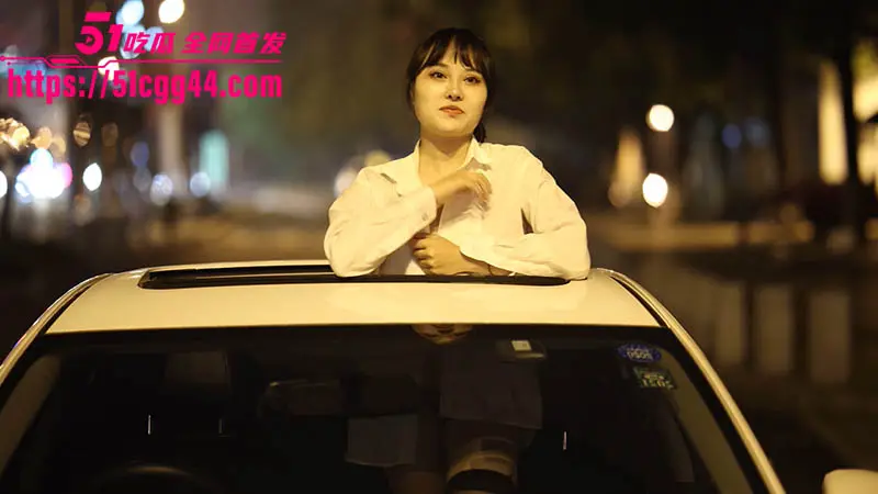 户外人体艺术拍摄 高颜值美女当着路人面大胆全裸 街头公园大胆摆姿 雪白胴体在灯光下闪耀 十分吸睛！ 图1