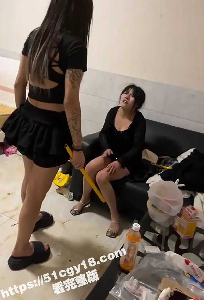 卖淫姐妹竟窝里斗 为抢嫖客三女合伙围殴一个同行 棍棒伺候打的撕心裂肺! 图2