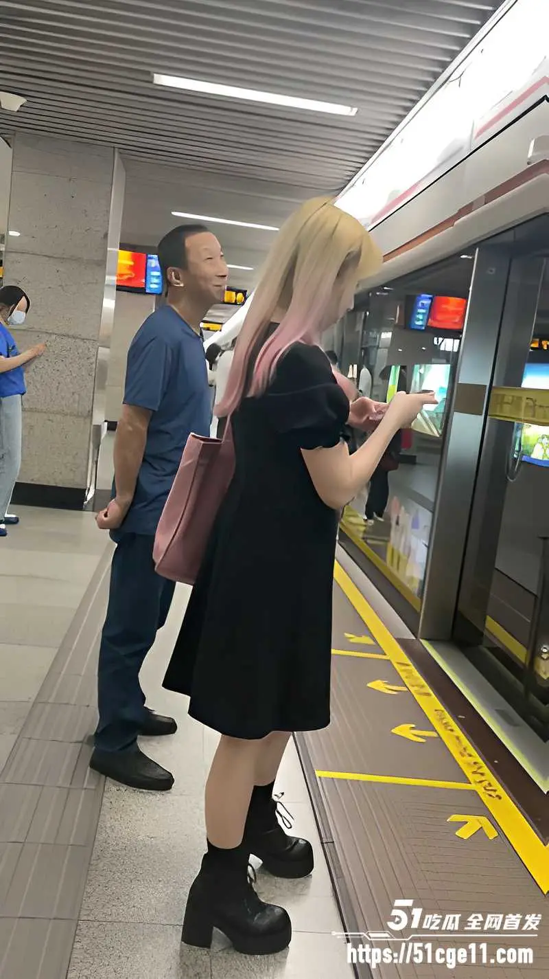 顶点大师 商场抄底多名少妇 蕾丝骚内清晰可见 肥穴轮廓全程暴露无遗 图3