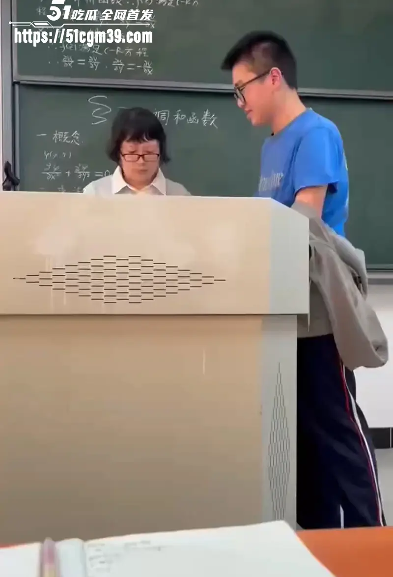 广州理工大学惊现发疯代课哥 被抓包怒骂老师 现场视频看懵全网 图1