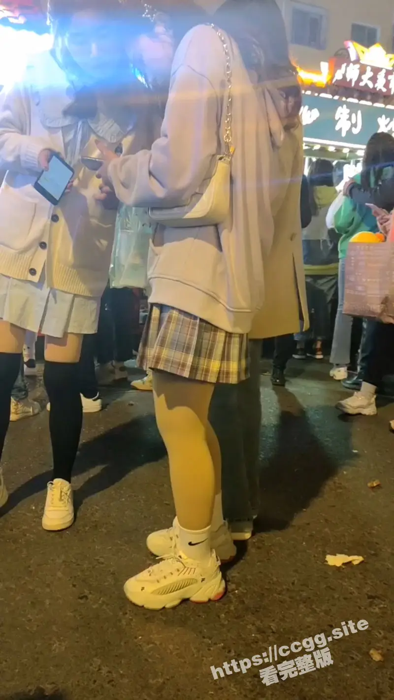 街射涂鸦大神 达叔 黑虎 全系列完整版 户外露屌肆意喷精 小姐姐们都吓坏了! 图1