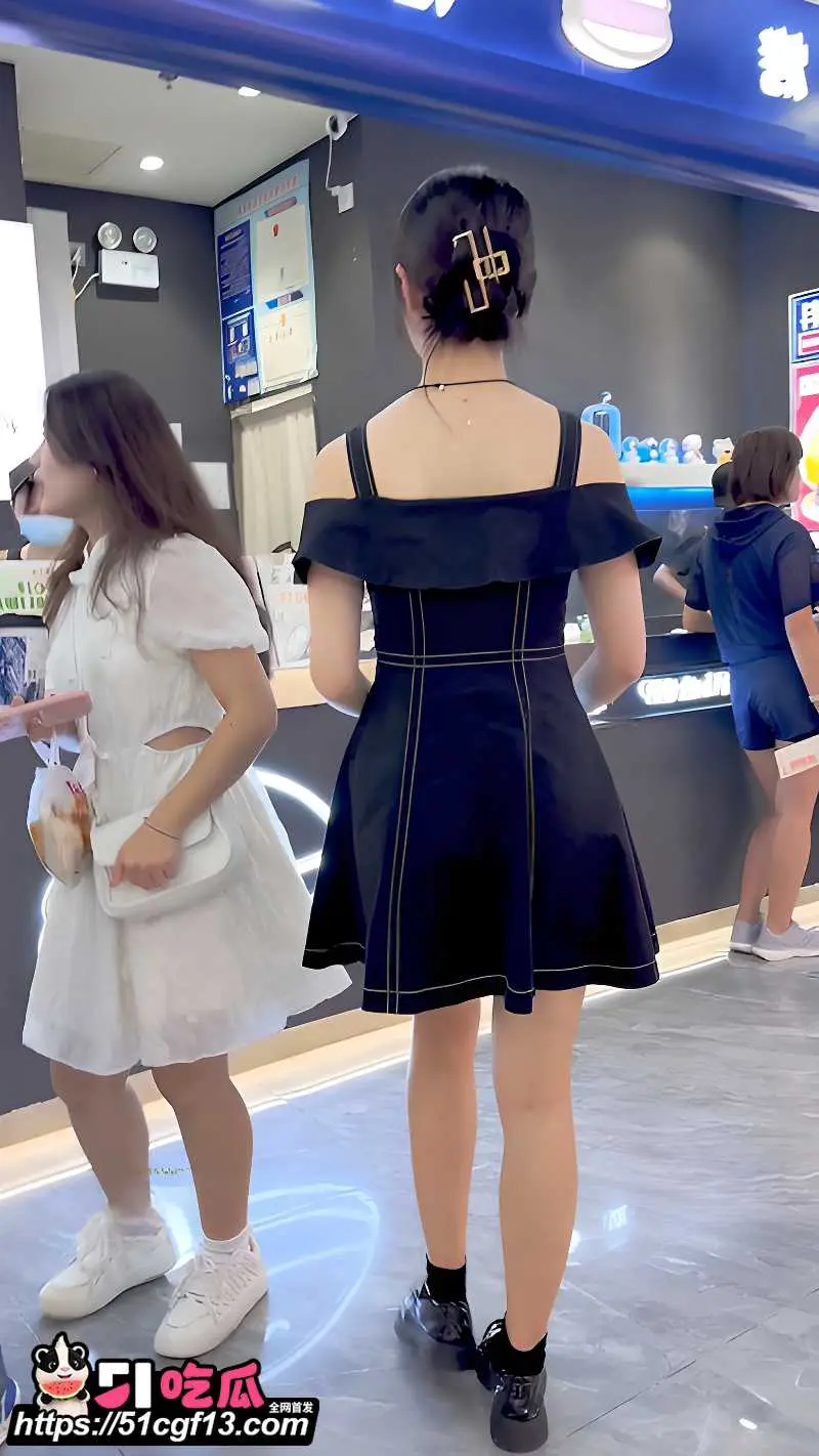 顶点大师系列 商场跟踪抄底coser嫩妹 低角度抓拍裙下风光 肥臀丁字裤全被看光! 图3