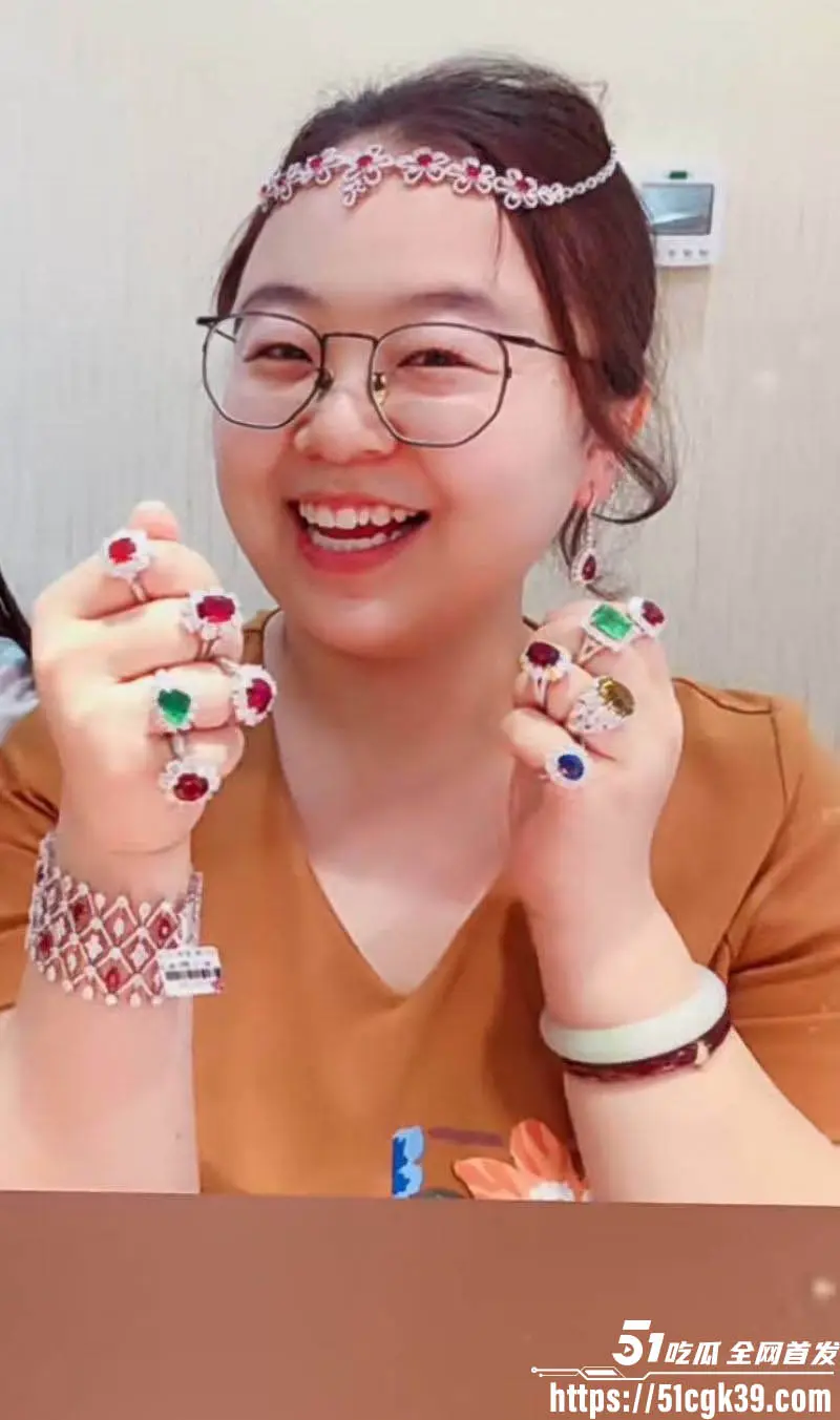 水贝珠宝行业小骚货私生活曝光 每月换对象 买珠宝换操眼镜妹 情趣装骑乘榨精 视觉冲击力爆棚! 图2